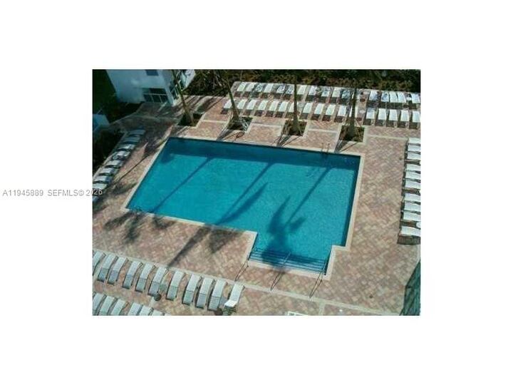 Property Photo:  31 SE 5th St 2711  FL 33131 