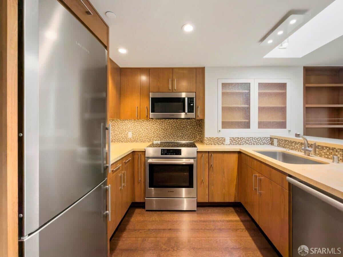 Property Photo:  601 Van Ness Avenue 54  CA 94102 