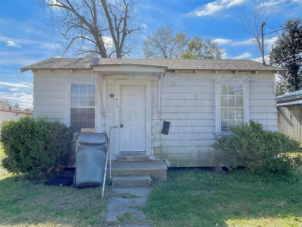 Property Photo: 912 18th Street LA 70601