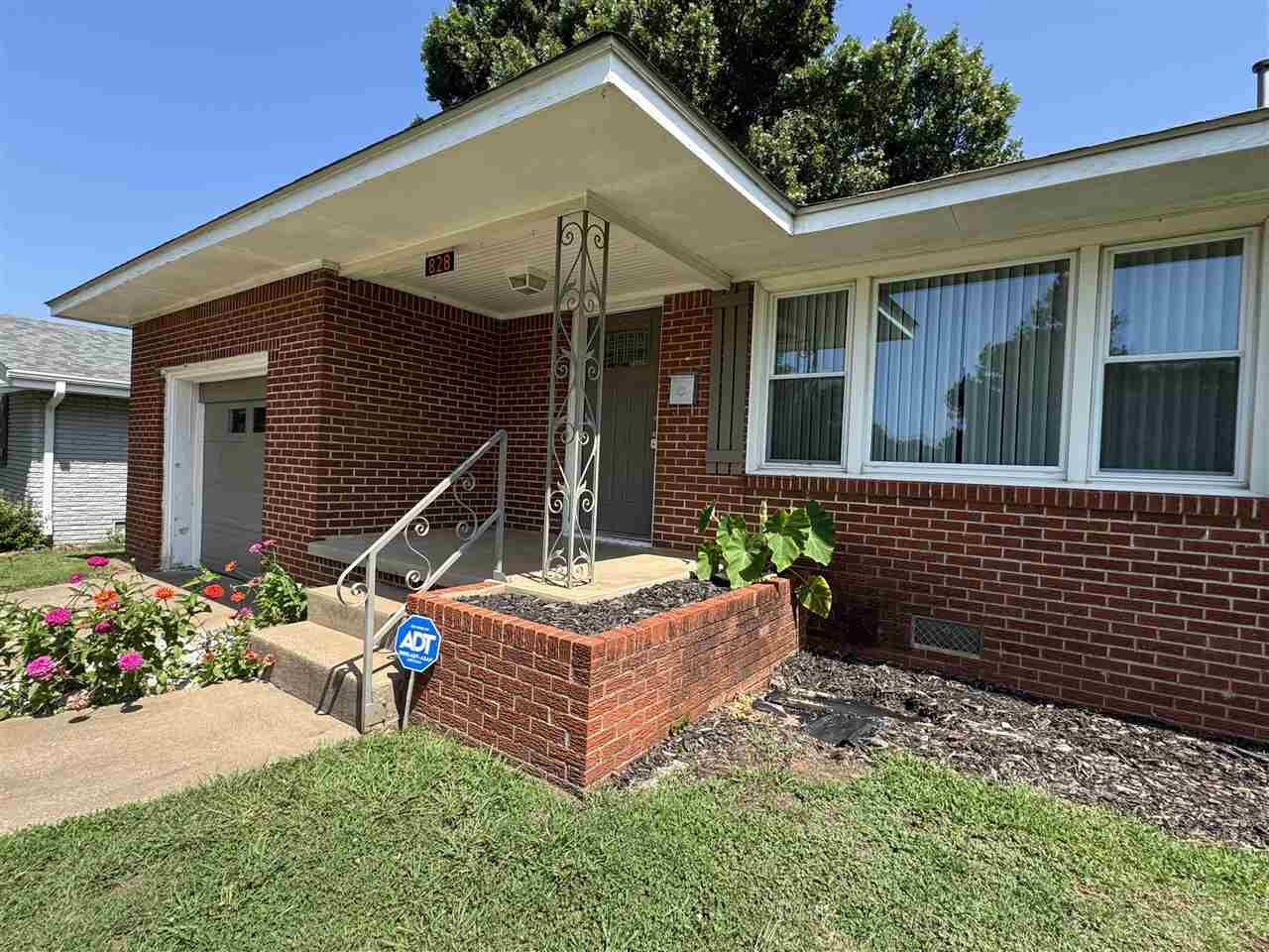 Property Photo: 828 E 6th Street OK 74023