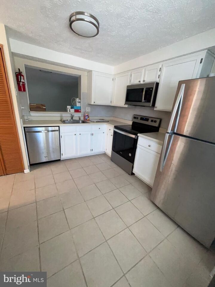 Property Photo:  42 Victoria Manor Court  NJ 08081 