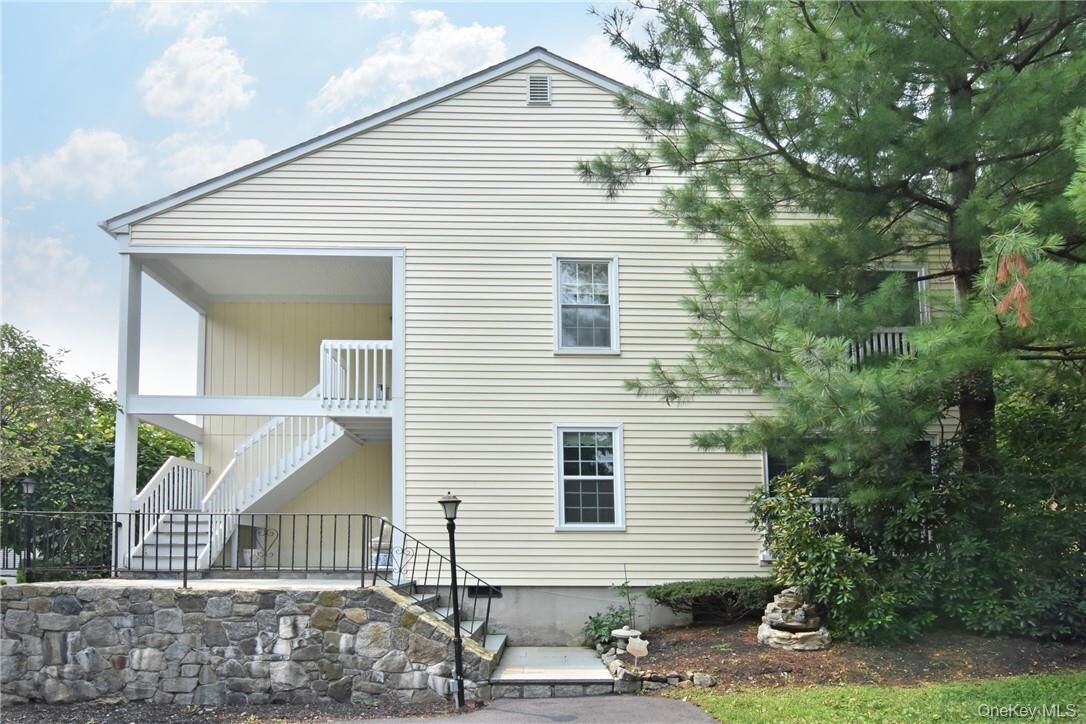 Property Photo:  352 Carroll Close  NY 10591 