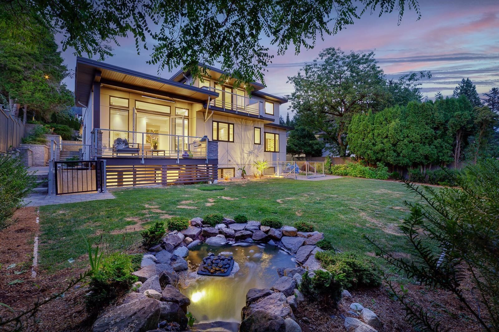 Photo de la propriété:  517 Granada Crescent  BC V7N 3A7 