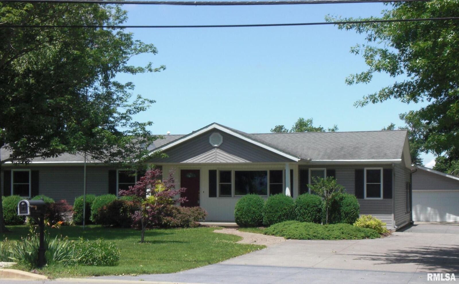 Property Photo:  1102 W Grand Avenue  IL 62918 