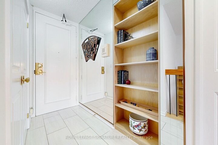 Property Photo:  33 Harbour Square 410/204  ON M5J 2G2 