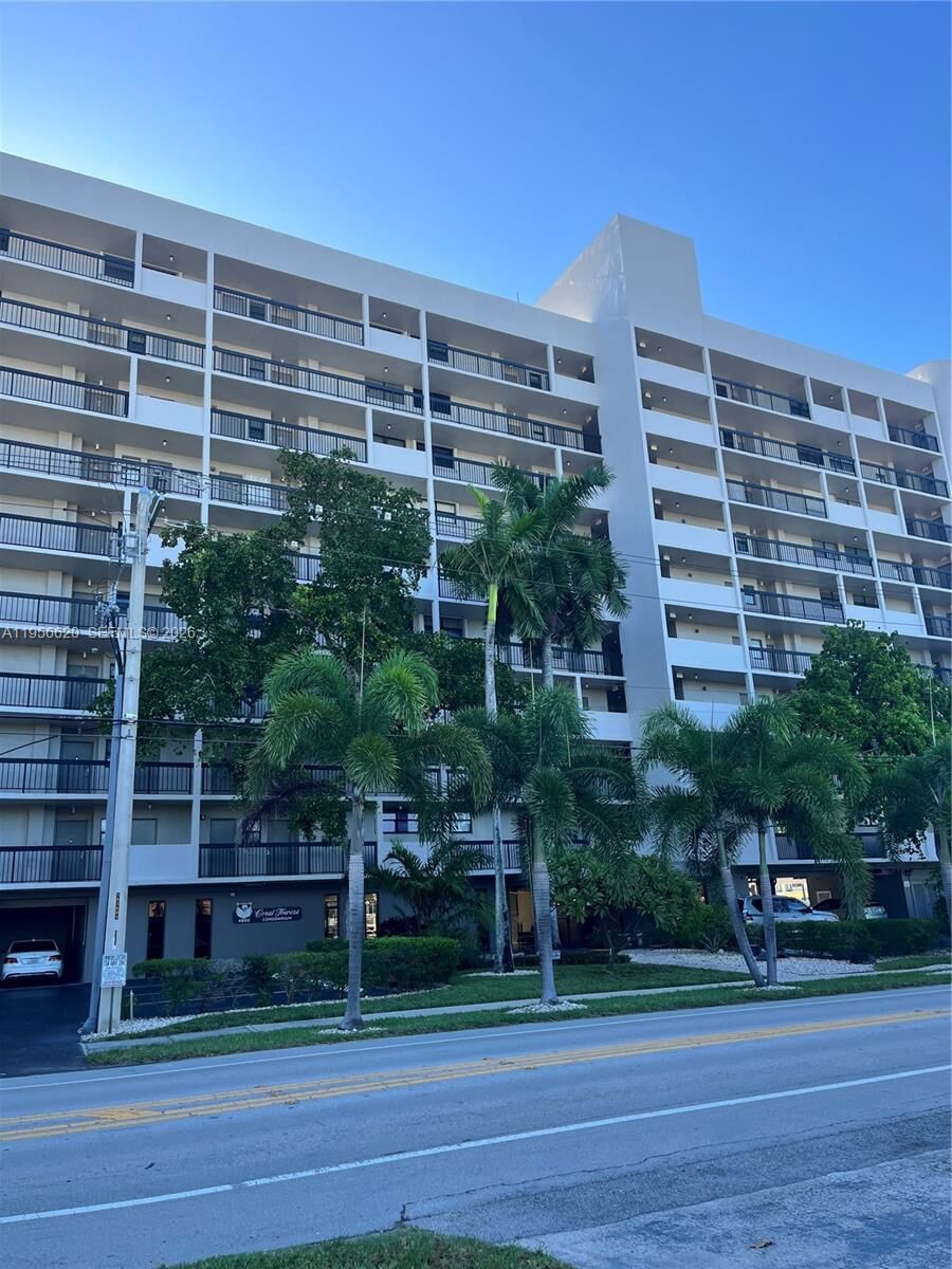 Property Photo:  4800 Bayview Dr 206  FL 33308 