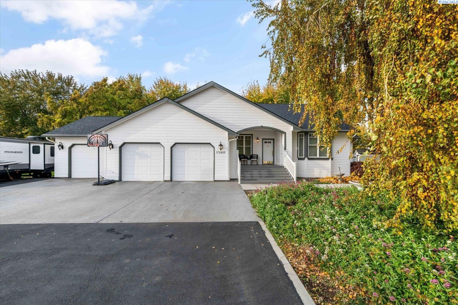 Property Photo: 172405 W Buena Vista Rd WA 99350