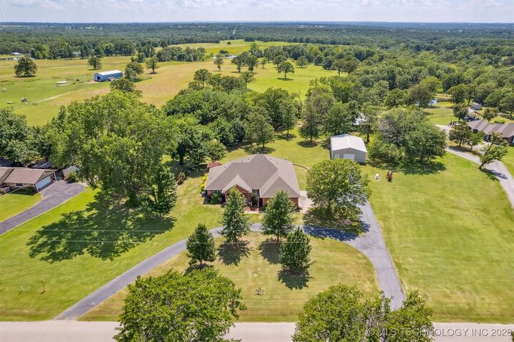 Property Photo:  1701 N Skinner Avenue  OK 74030 