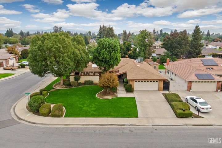 Property Photo:  3000 Victoria Way  CA 93309 