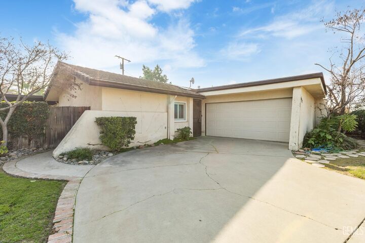 Property Photo:  637 Village Green Street  CA 93257 