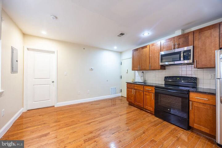 Property Photo:  4706 Chestnut Street 4B  PA 19139 