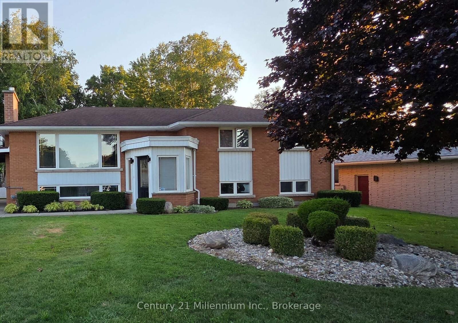 Property Photo:  398 Kingsway Street Unit 1  ON N2Z 1W3 