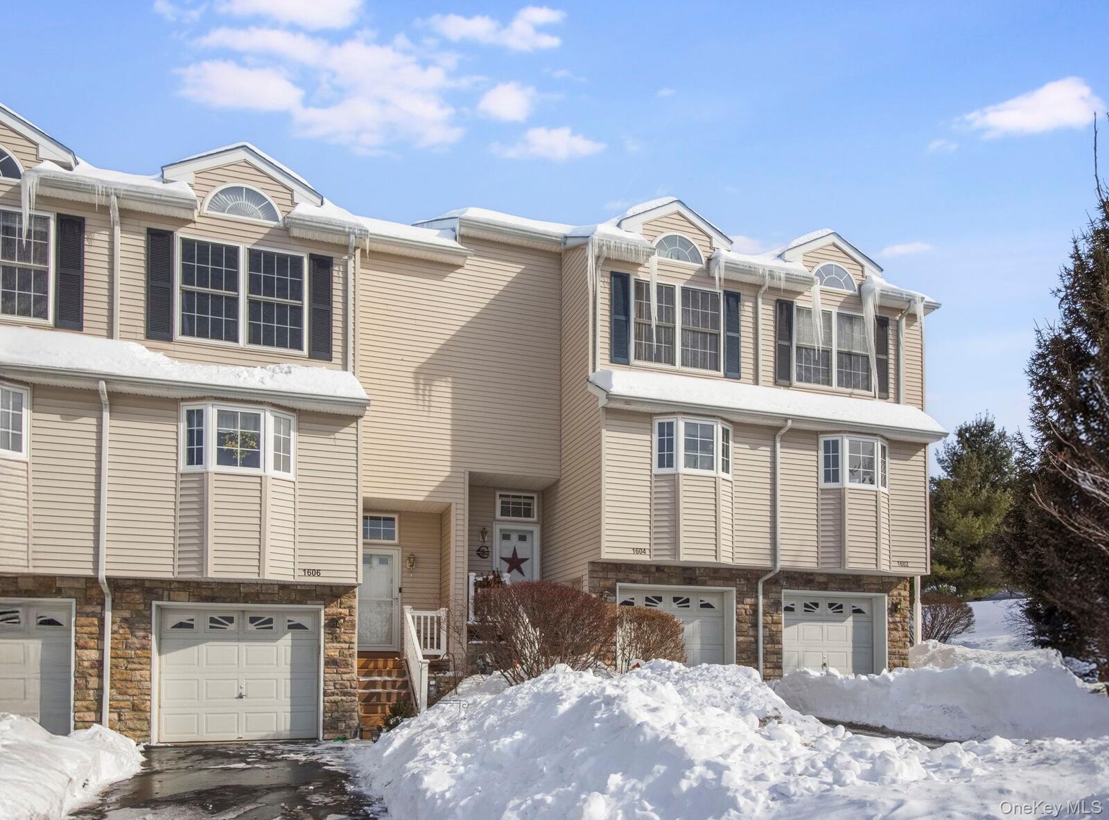 Property Photo:  1604 Pondview Loop  NY 12590 