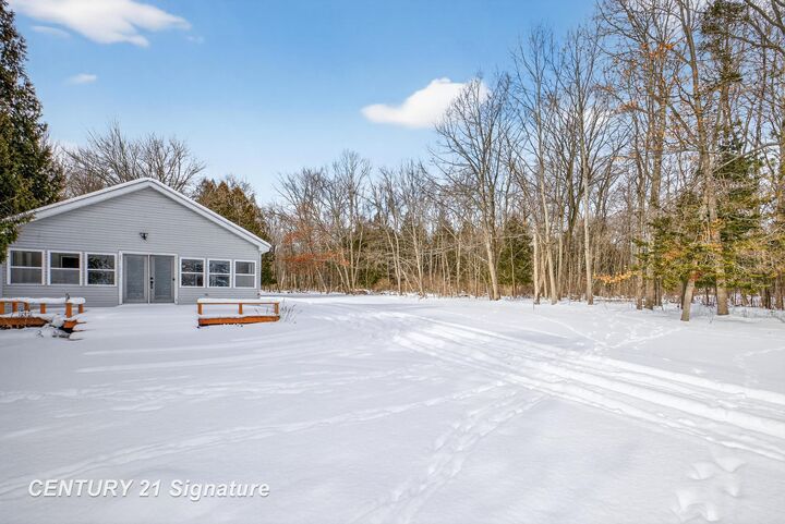 Property Photo:  1647 N Huron Road  MI 48763 