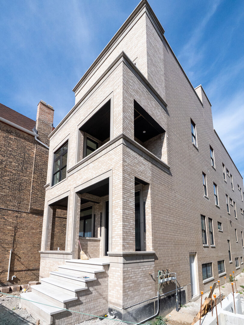 Property Photo: 2471 N Clybourn Avenue 2 IL 60614