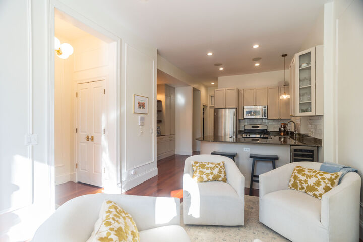 Property Photo: 1120 W Oakdale Avenue 1F IL 60657