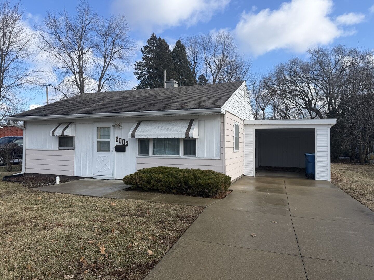 Property Photo:  2007 Schuyler Drive  IL 61354 