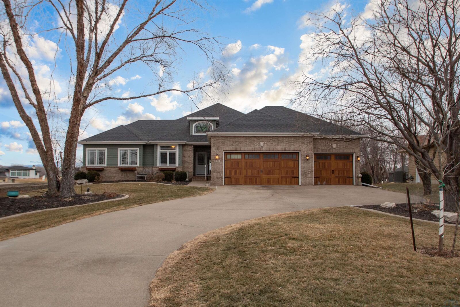 Property Photo:  820 E Saint Andrews  SD 57049 