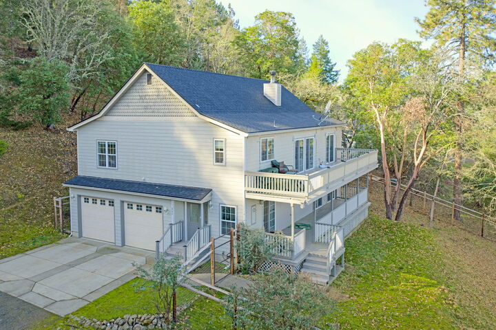 Property Photo:  334 Andesite Drive  OR 97530 