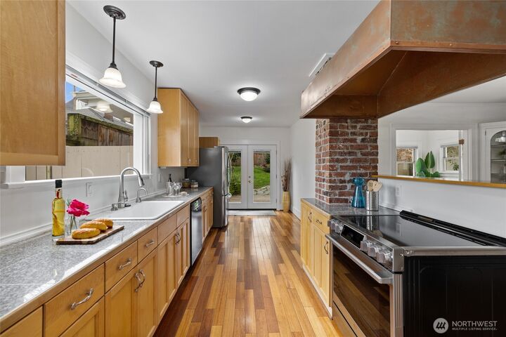 Property Photo:  510 N Yakima Avenue  WA 98403 