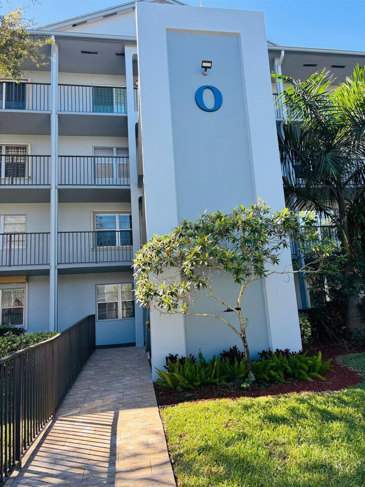 Property Photo:  800 SW 125th Way 112 O  FL 33027 