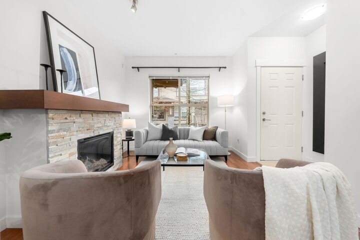 Property Photo:  307 E 15th Street 4  BC V7L 2R6 