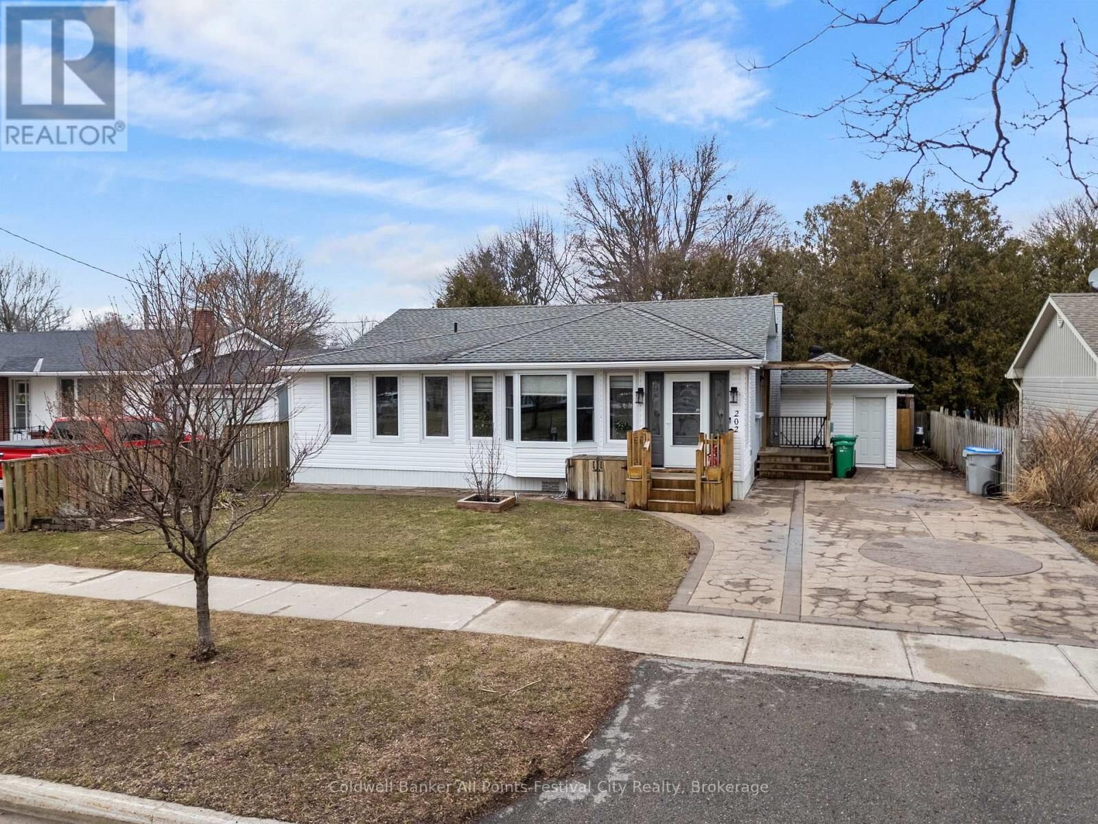 Property Photo:  202 Bennett Street West  ON N7A 1X8 