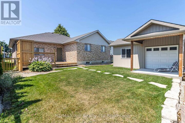 Property Photo:  18 Oriole Crescent  ON N4T 1T1 