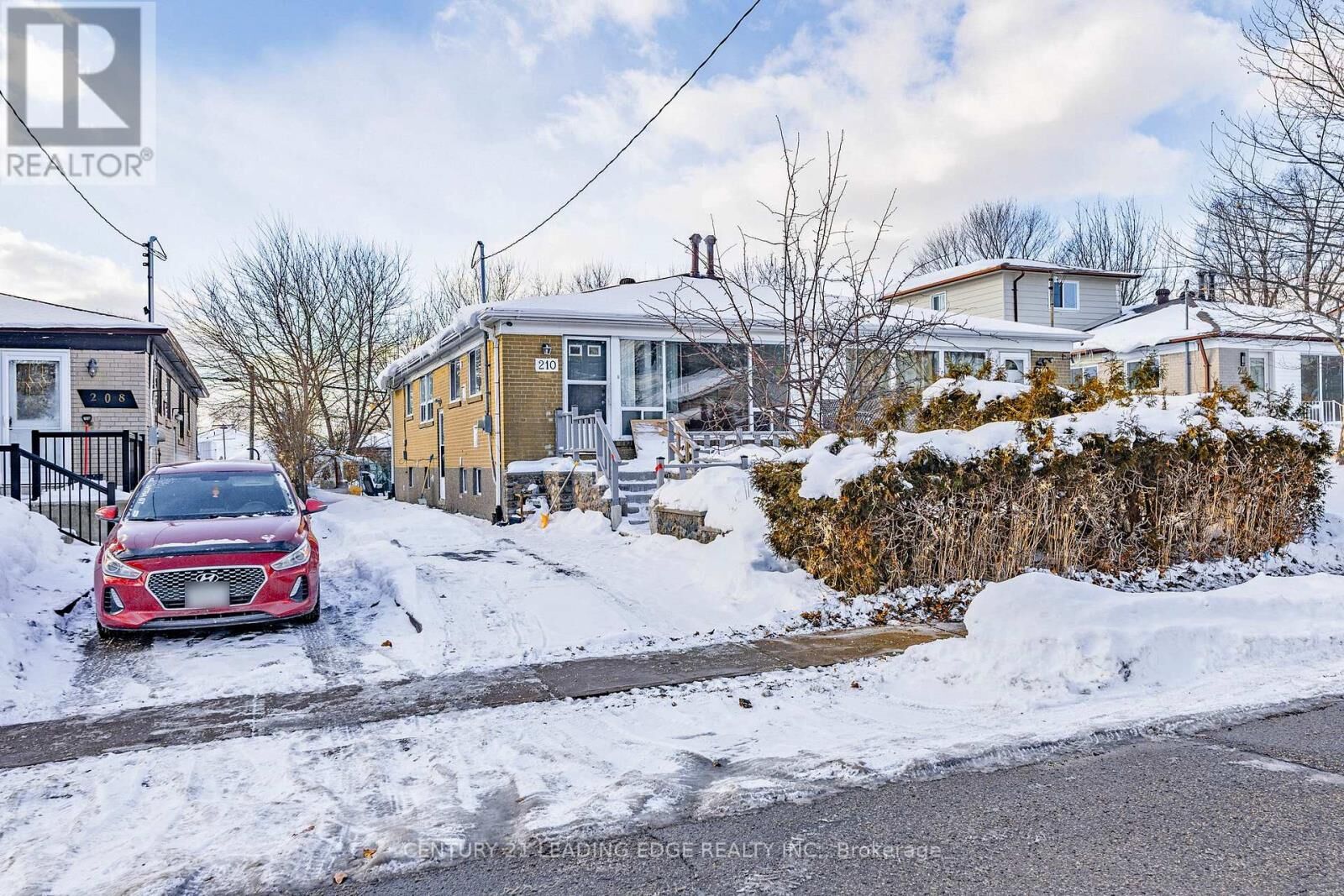 Property Photo:  210 Linden Avenue  ON M1K 3H8 