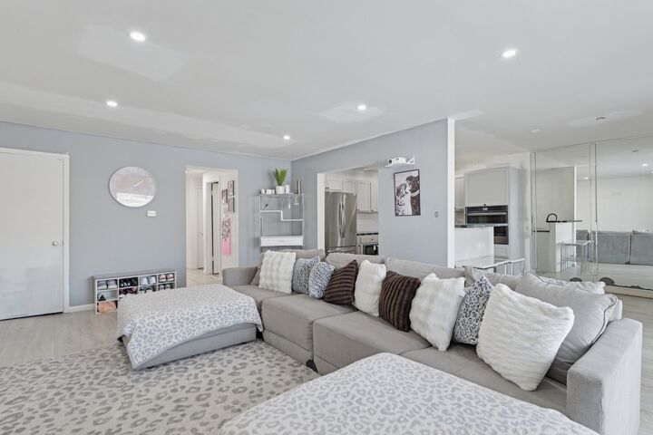 Property Photo:  827 E 194th Street 827  IL 60425 