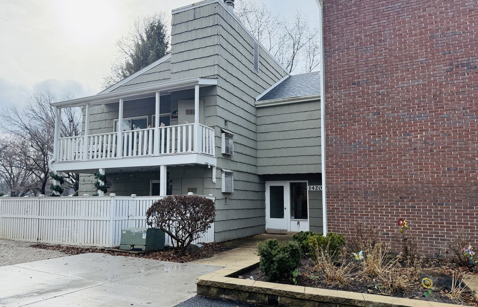 Property Photo:  1420 Stonebridge Trail 1-3  IL 60189 