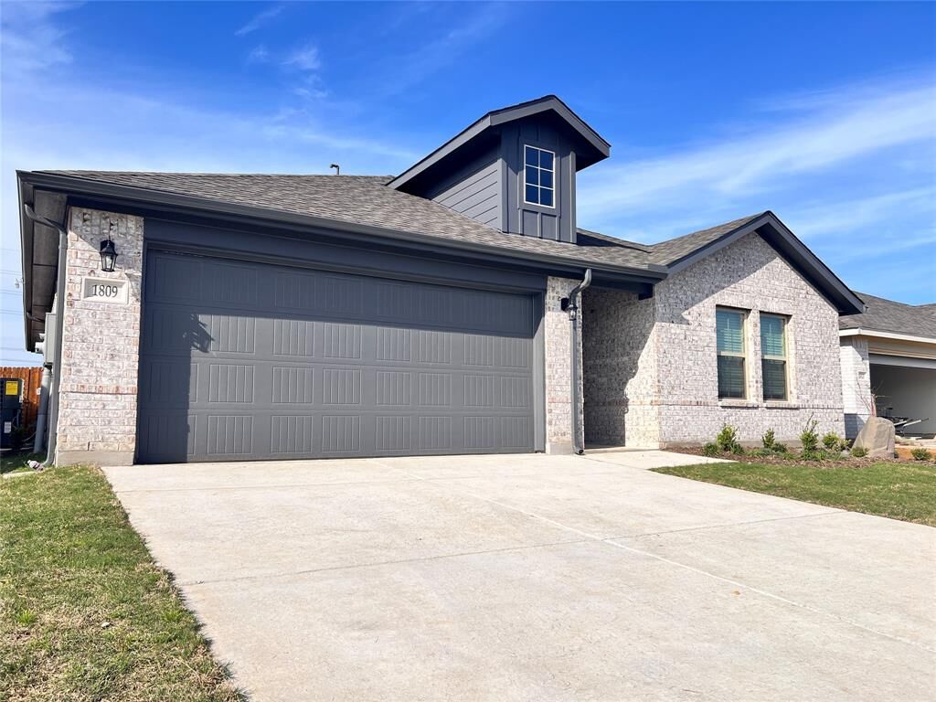 Property Photo: 1809 Briar Rose Drive TX 76207