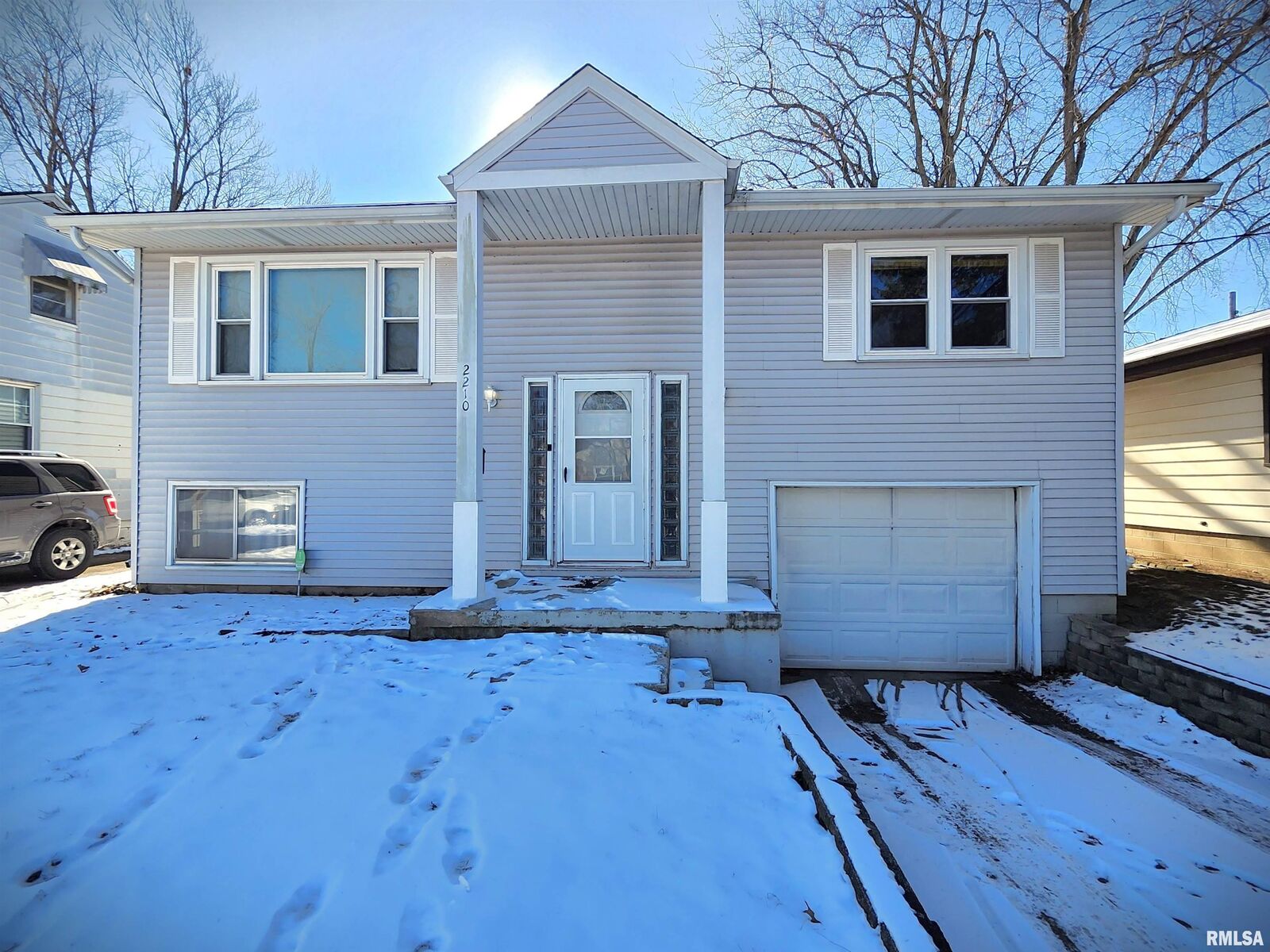 Property Photo:  2210 W Clarke Avenue  IL 61604 