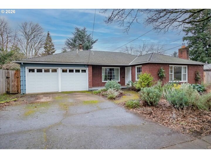 Property Photo:  1770 D St  OR 97301 