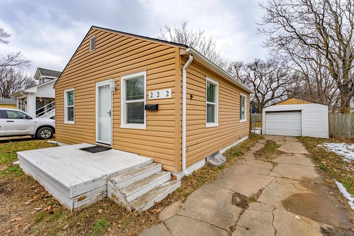 Property Photo:  222 N Fern St  KS 67203 