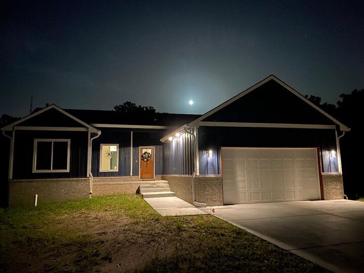 Property Photo: 2821 E Mantane Ct KS 67219