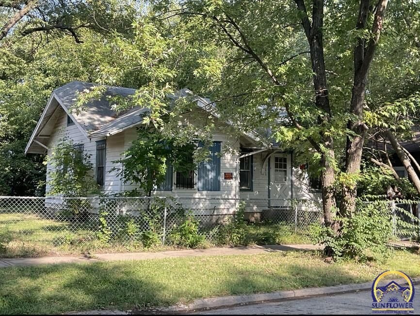 Property Photo: 711 SE Lawrence St KS 66607