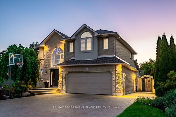 Property Photo: 18 Konstantine Court ON L9B 2T3