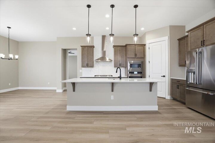 Property Photo:  2422 N Kenora Ave  ID 83669 