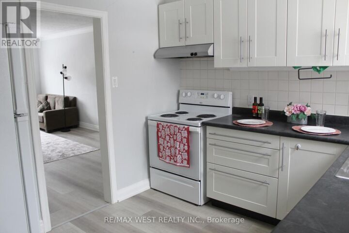 Photo de la propriété:  17 South Kingsway Road 6  ON M6S 3T2 
