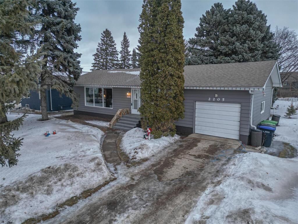 Property Photo:  2205 Lyndale Drive  MB R7A 7K9 