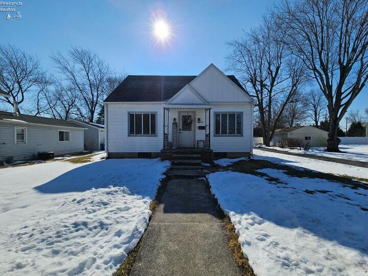 Property Photo:  121 Bank Street  OH 43449 