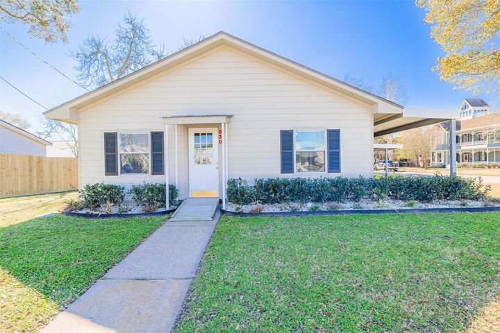 Property Photo: 530 6th Street TX 77474