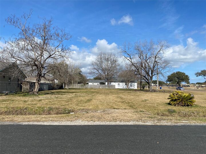 Property Photo:  2102 6th Avenue N  TX 77590 