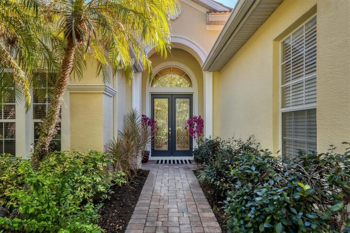 Property Photo: 8135 Abingdon Court FL 34201