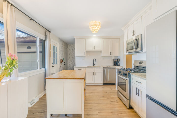 Property Photo:  987 Lakewood Drive  IL 60103 