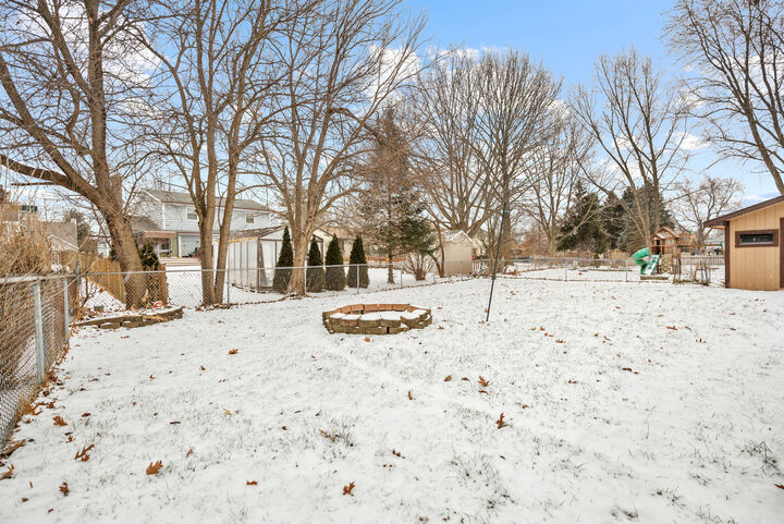 Property Photo:  720 Ash Street  IL 60102 