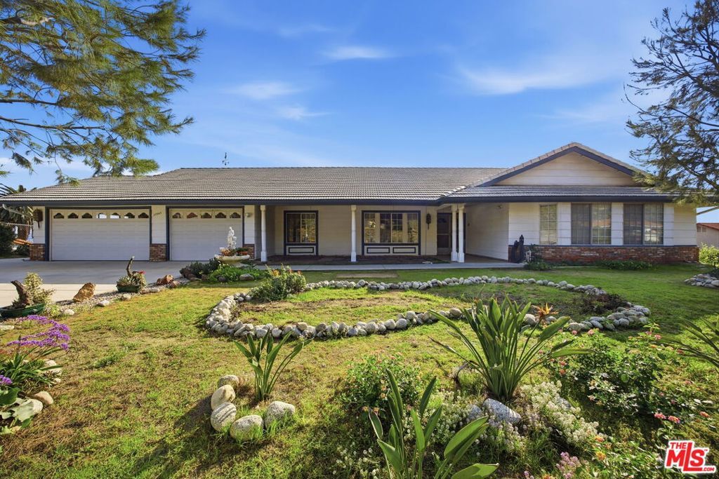 Property Photo:  25945 Fran Lou Drive  CA 92557 