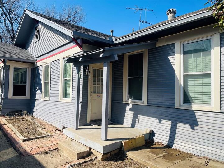 Property Photo:  411 S Oak Cliff Boulevard  TX 75208 