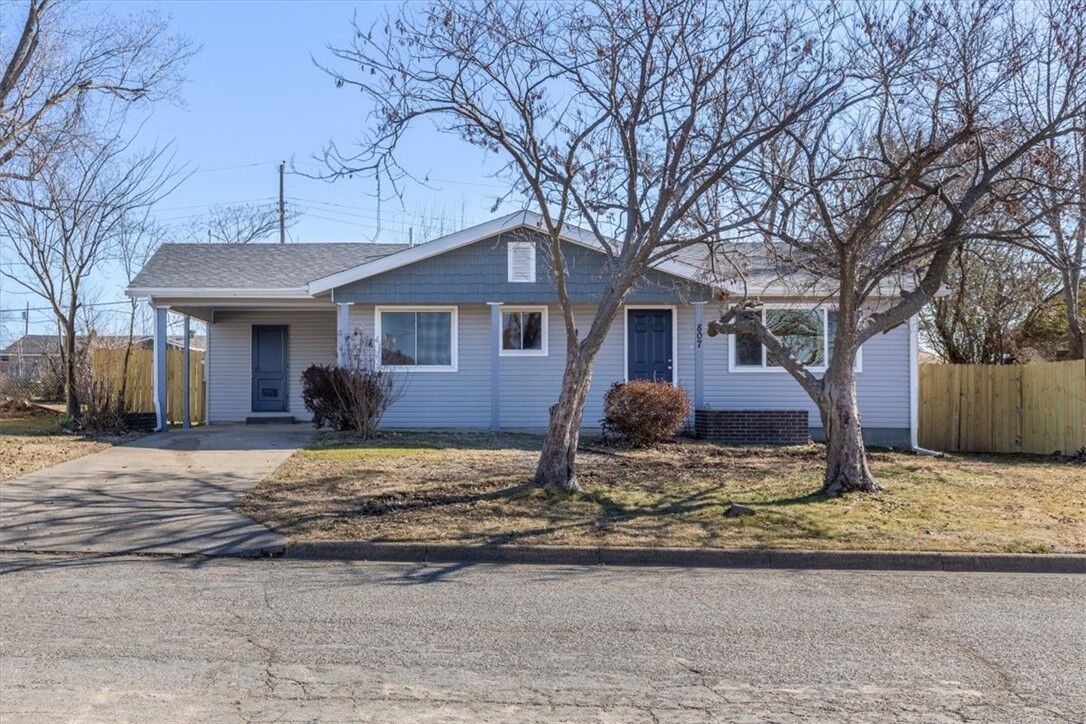 Property Photo:  807 N 14th Place  AR 72756 